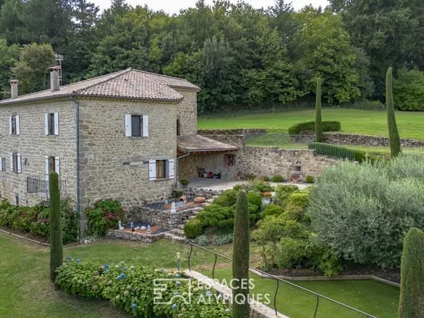 Ancienne ferme en pierre rénovée, piscine, vergers, vue panoramique