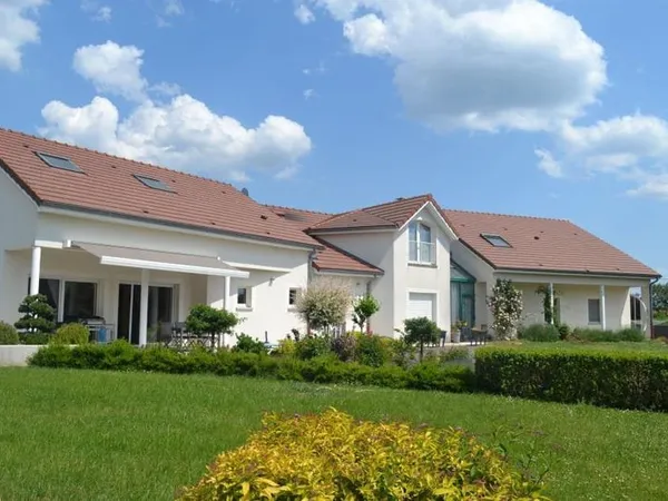 Villa de 378m2 sur 6221m2 de jardin avec piscine