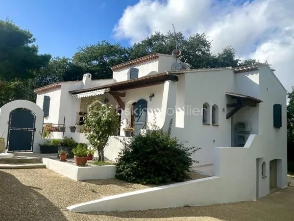 Maison de type T4 + Appartement T2 - Garage de 90m2- Piscine