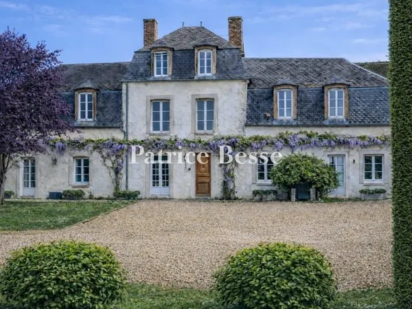 À 100 km au sud de Paris, à la lisière de la forêt de Montargis, un manoir du 18e s. Avec gîte