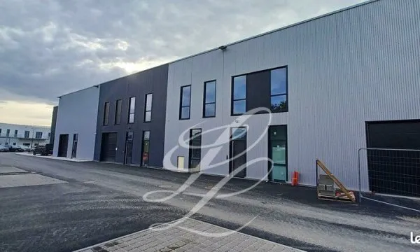 LOCAL D'ACTIVITE 1751 m² LES PONTS DE CE