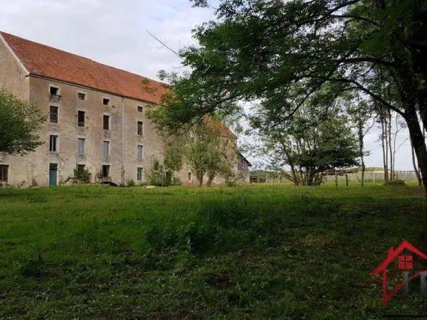 Ancien moulin rénové sur 3,5 hectares avec accès direct à la