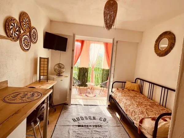 Studio meublé à l'année bord de mer