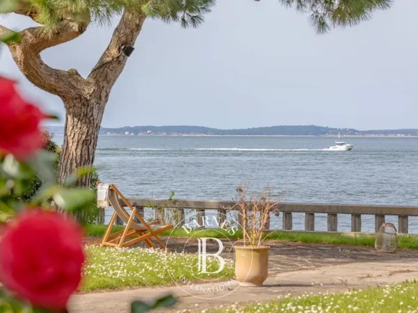 VILLA «LES ARBOUSES» SITUÉE EN PREMIÈRE LIGNE À ARCACHON, CAPACITÉ 10 PERSONNES
