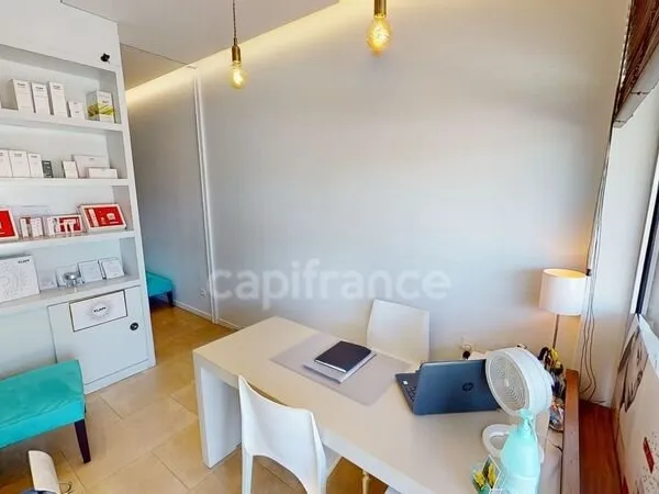 À CÉDER DROIT AU BAIL DANS ZONE COMMERÇANTE À SAINT BARTHÉLEMY (97133)