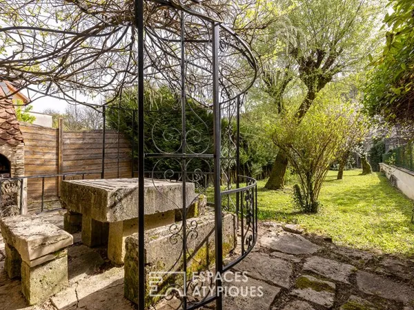 Maison de ville avec son jardin et son accès privé à la Loue