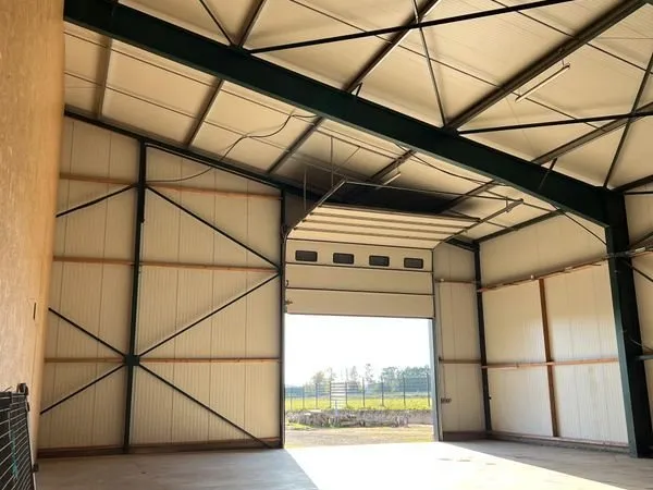 A LOUER dans hangar 330m2 de stockage