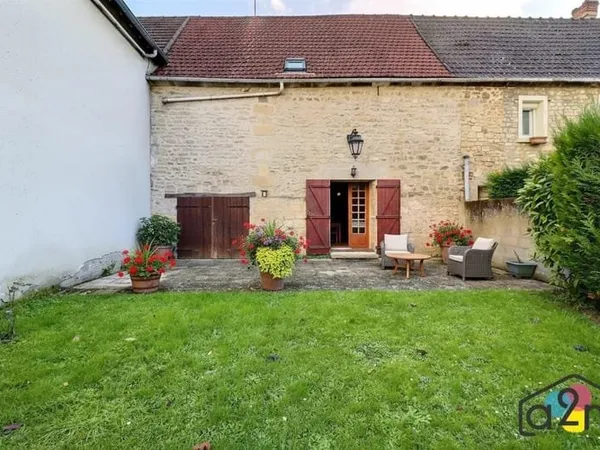A vendre! Maison en pierre avec un beau potentiel!
