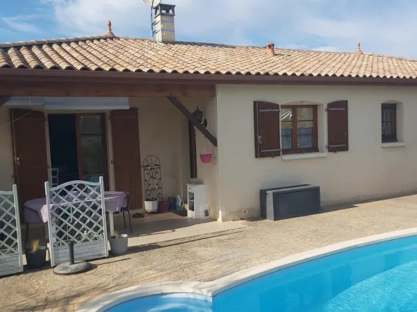 Belle maison de plain-pied avec piscine et garage
