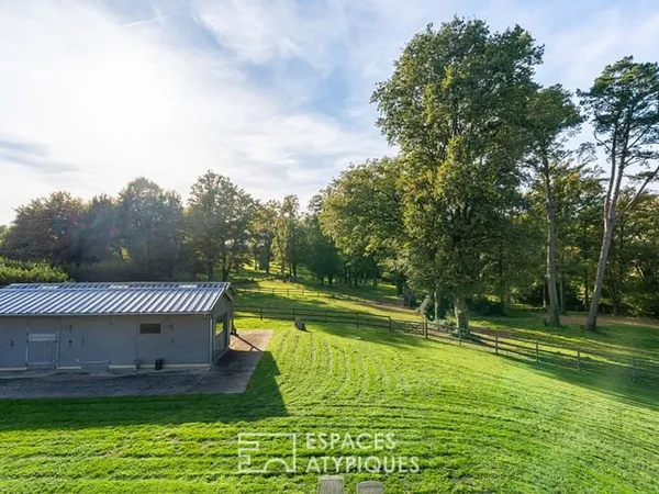 Maison familiale aux grands volumes et son jardin arboré