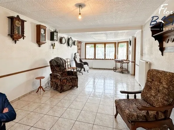 Maison à rénover - 115 m² avec grand garage et jardin à Petite-Forêt