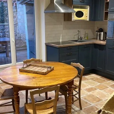 Charmante maison de village meublée entièrement rénovée, 2 chambres, avec terrasse et jardin