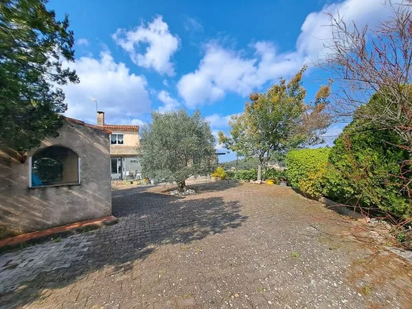 Maison Gardanne 183 m2 sur une parcelle de 1859m²