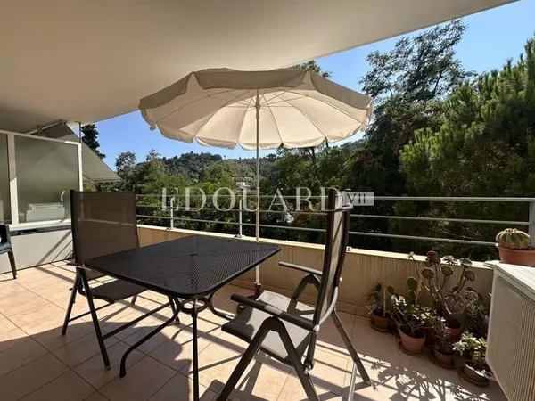 Grand deux pièces en excellent état avec belle terrasse et possibilité garage, exclusivité