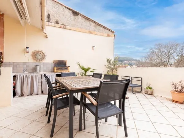 Maison de charme avec terrasse et garage