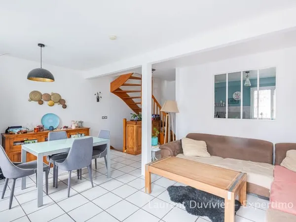 Maison familiale lumineuse avec jardin, terrasses et piscine