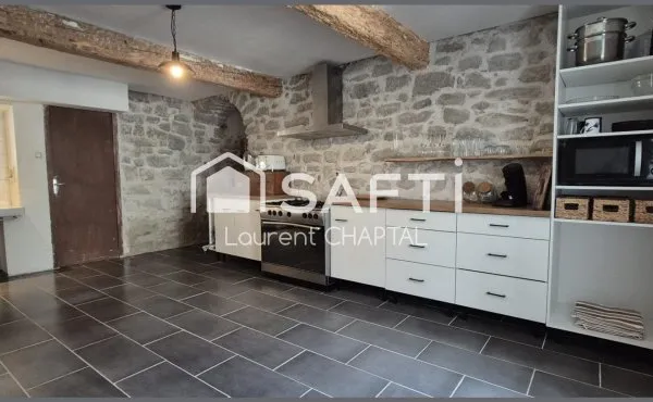 Maison de village avec jardin et garage.