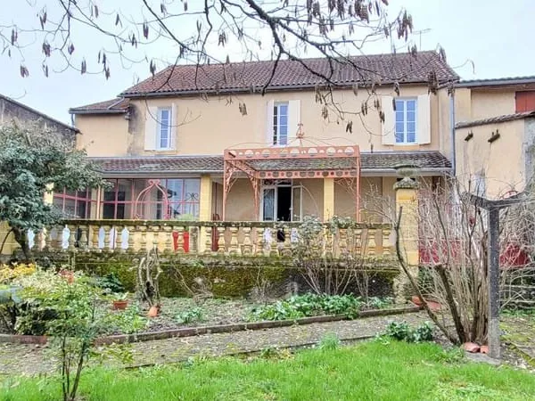 Maison de village en pierres de 240 m² plus un appartement f 4 à Villefranche De Lonchat 24610