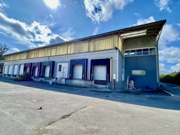 RIS ORANGIS (91) - A VENDRE ENTREPOT AVEC QUAIS 925 M²