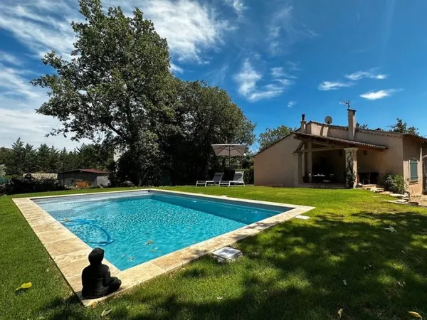 Maison lumineuse plain-pied 110 m² - Piscine - Terrain 1500 m² - 3 chambres