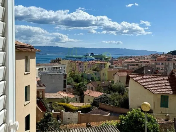 T3/4 rénové avec vue dégagée sur la ville et le port