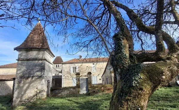 MAISON DE MAÎTRE AVEC DÉPENDANCES