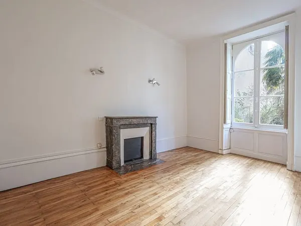A LOUER APPARTEMENT RUE DUGOMMIER 60M²