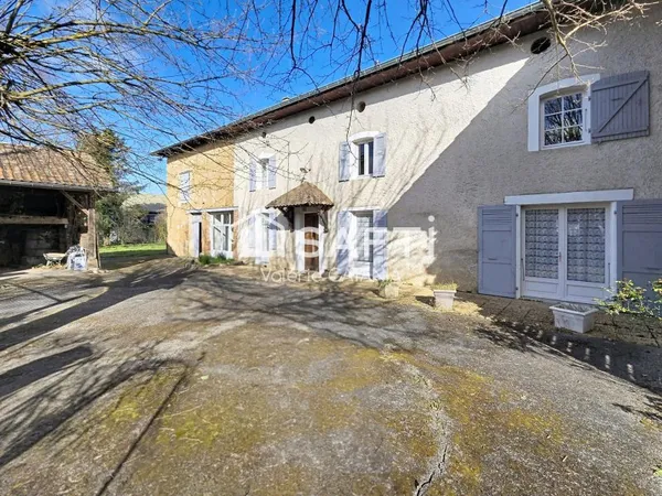 Saint-Siméon-de-Bressieux- Ancien corps de ferme à rénover de 160m² habitables.