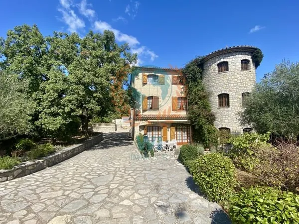Château de 420 m2 avec piscine