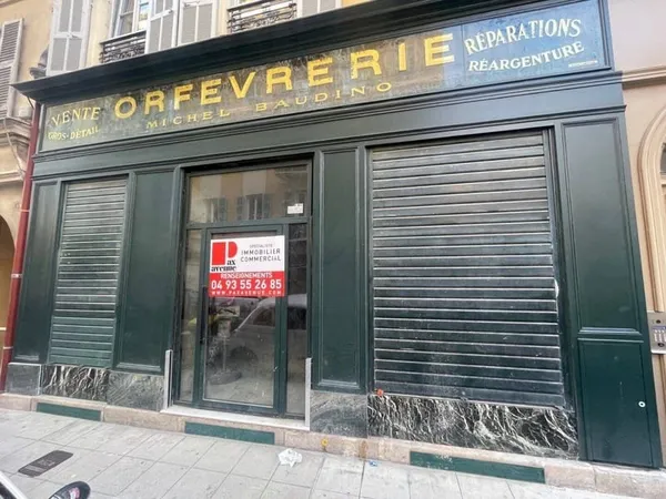 Local commercial 151 m²