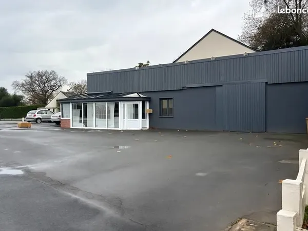 Local commercial avec forte visibilité