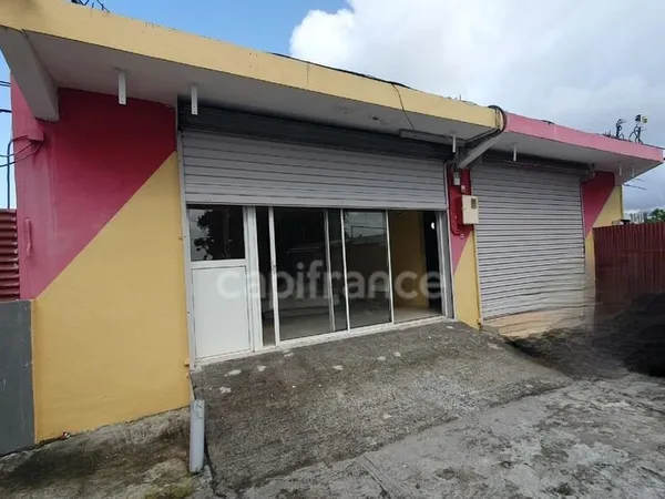 A LOUER-LOCAL COMMERCIAL 200 m² FORT DE FRANCE (972)
