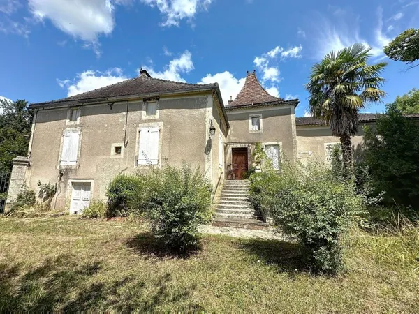 Maison de Maître du XIX siècle avec une dépendance de 3 gites , un terrain attenant constructible de