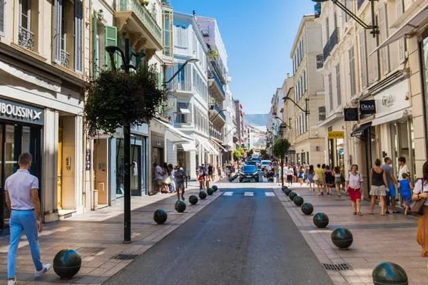 CANNES SECTEUR RECHERCHÉ / PROXIMITÉ BANANE FONDS DE COM