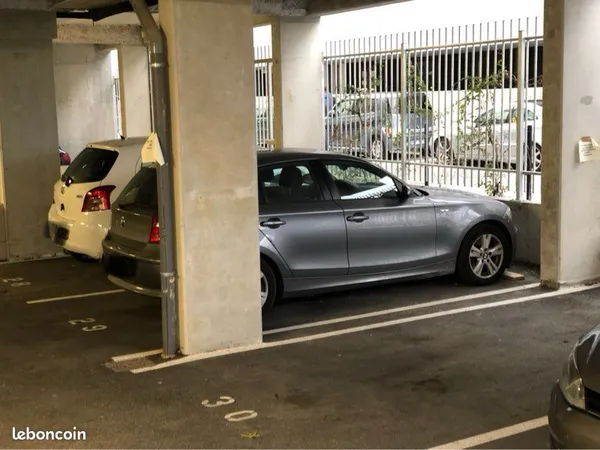 Place de parking à 50 m de CENON-GARE