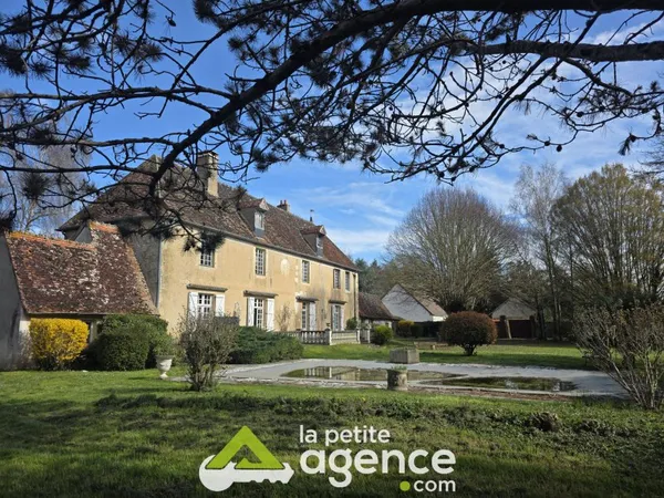 BUSSY: Magnifique maison de maître édifiée sur 17095 m2 avec