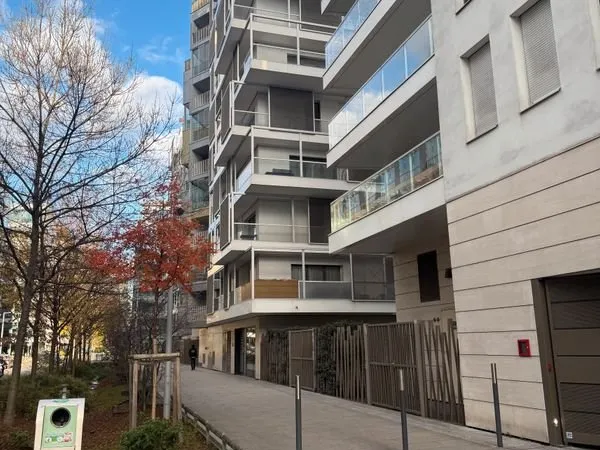 Place de parking (proche périphérique en bord de Seine)