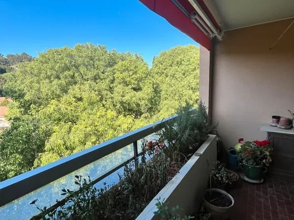 Nîmes à proximité du Jean-Jaurés, dans une résidence sécurisée au dernier étage P4 avec terrasse, ca