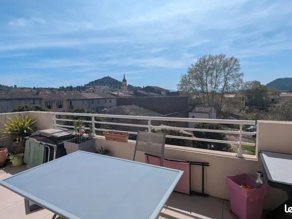Appartement T3 récent climatisé avec terrasse et parkings