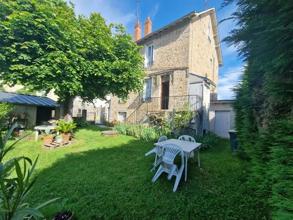 Immeuble de rapport avec jardin et garages