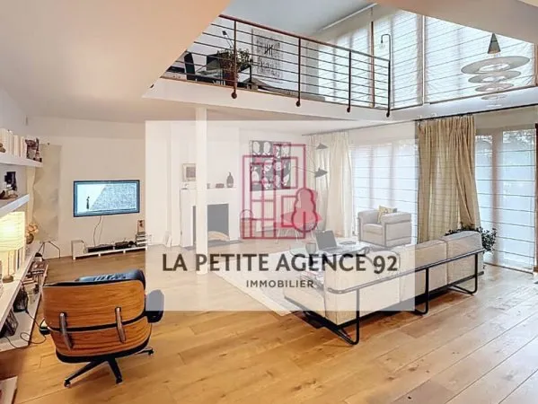 Vanves : Duplex atypique avec cour privative et terrasse - Superbe état