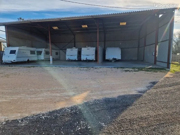 Loue emplacements sous hangar sécurisé pour hivernage et gardiennage de campings cars, caravanes, fo