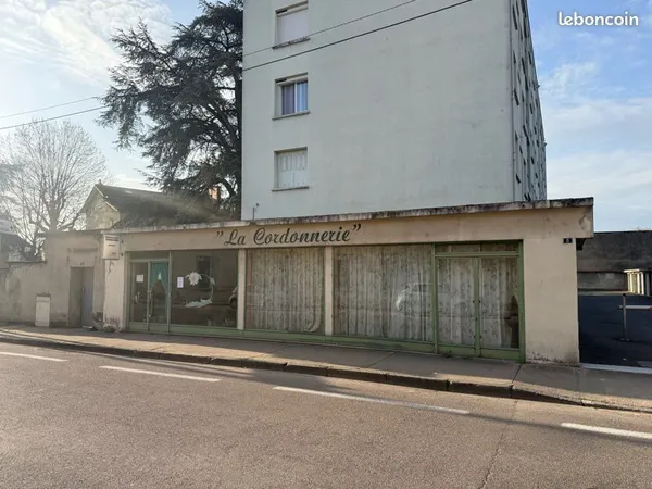 Local commercial avec grande vitrine - 56 m² + réserve - Roanne