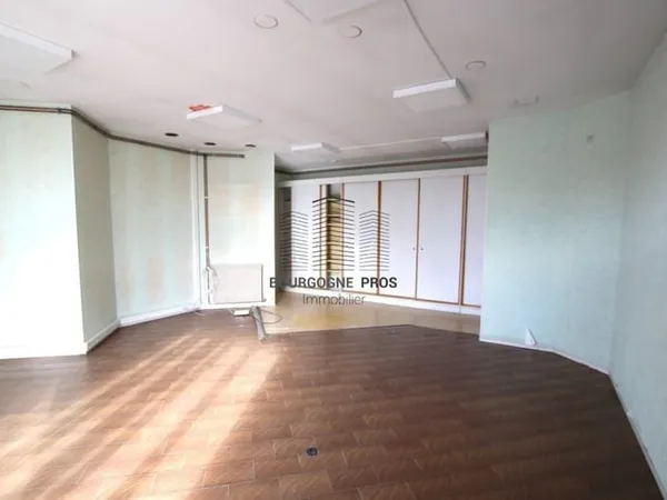 A TOURNUS, LOCAL COMMERCIAL DE 134 M² AU COEUR D'UNE ZONE COMMERCIALE AVEC PARKING CLIENTELE