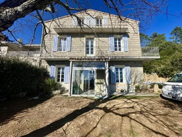 Bâtisse divisée en trois appartement