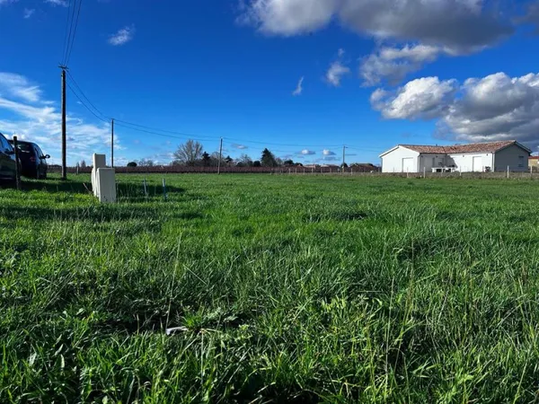 À VENDRE TERRAIN À BÂTIR DE 680m2 PROCHE BLAYE
