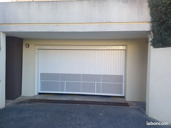 VENDS BOX Fréjus limite St Raphaël