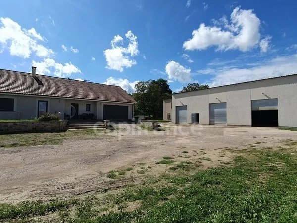 VAUVILLERS (70). Ensemble immobilier composé d'une maison d'habitation de 170m² et d'un bâtiment de 