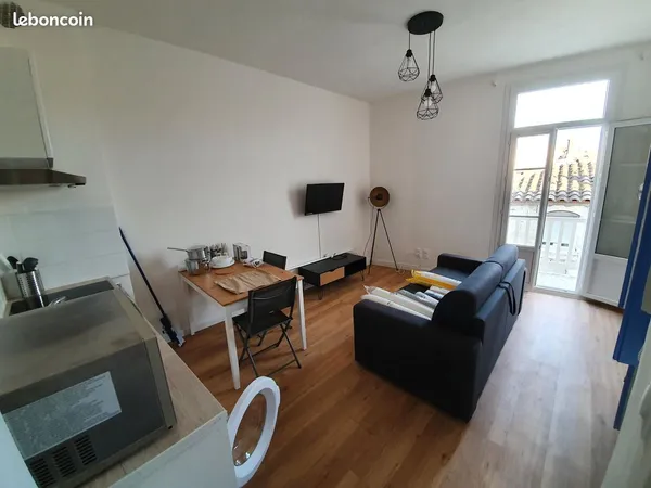 Studio avec balcon entièrement meublé