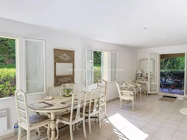 Superbe appartement en rez-de-chaussée avec grande terrasse plein sud à deux pas du centre de Lorgue